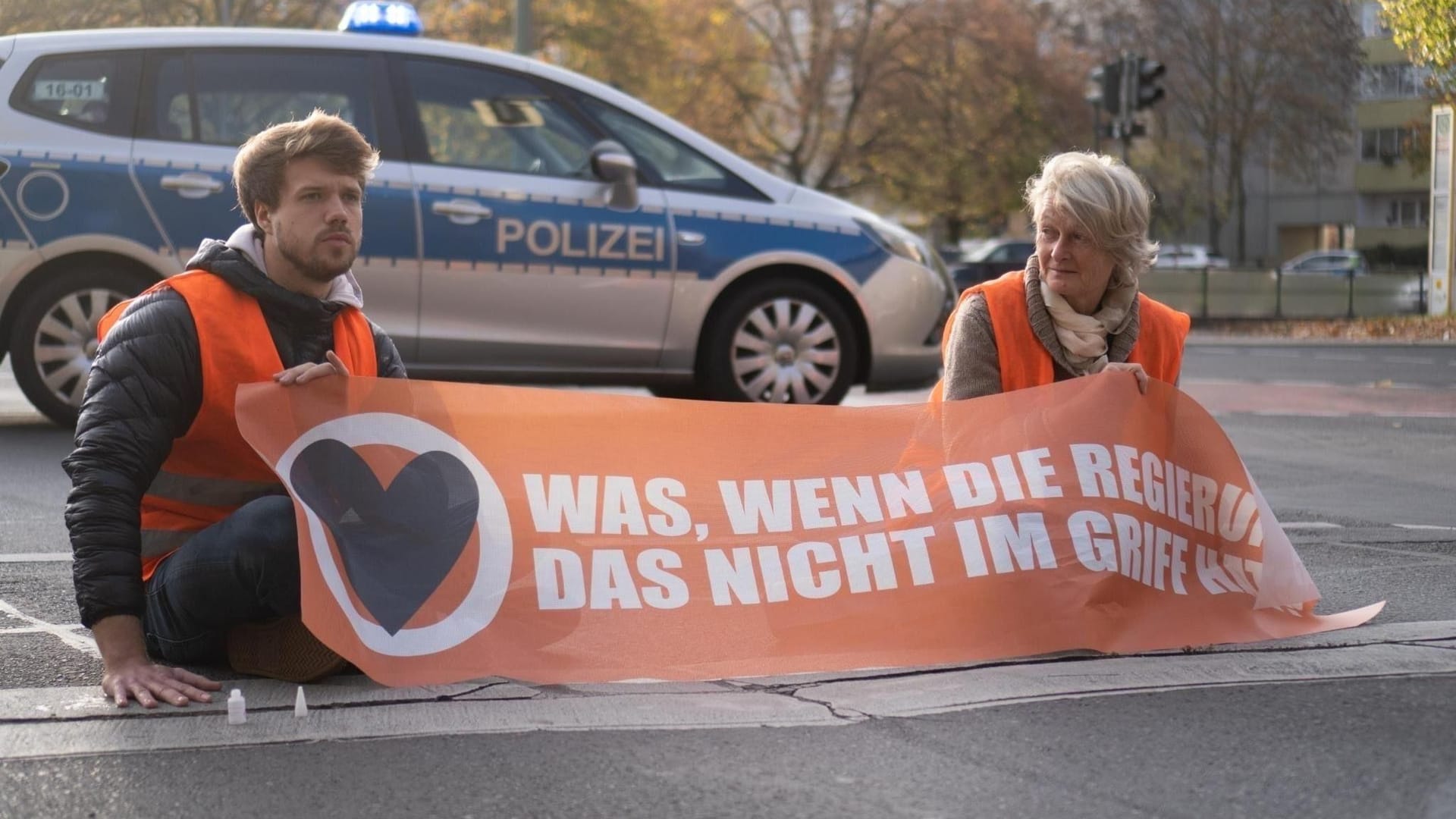 Saß in München in Präventivhaft: Joel Schmitt (l.), hier bei einer Sitzblockade Ende Oktober in Berlin