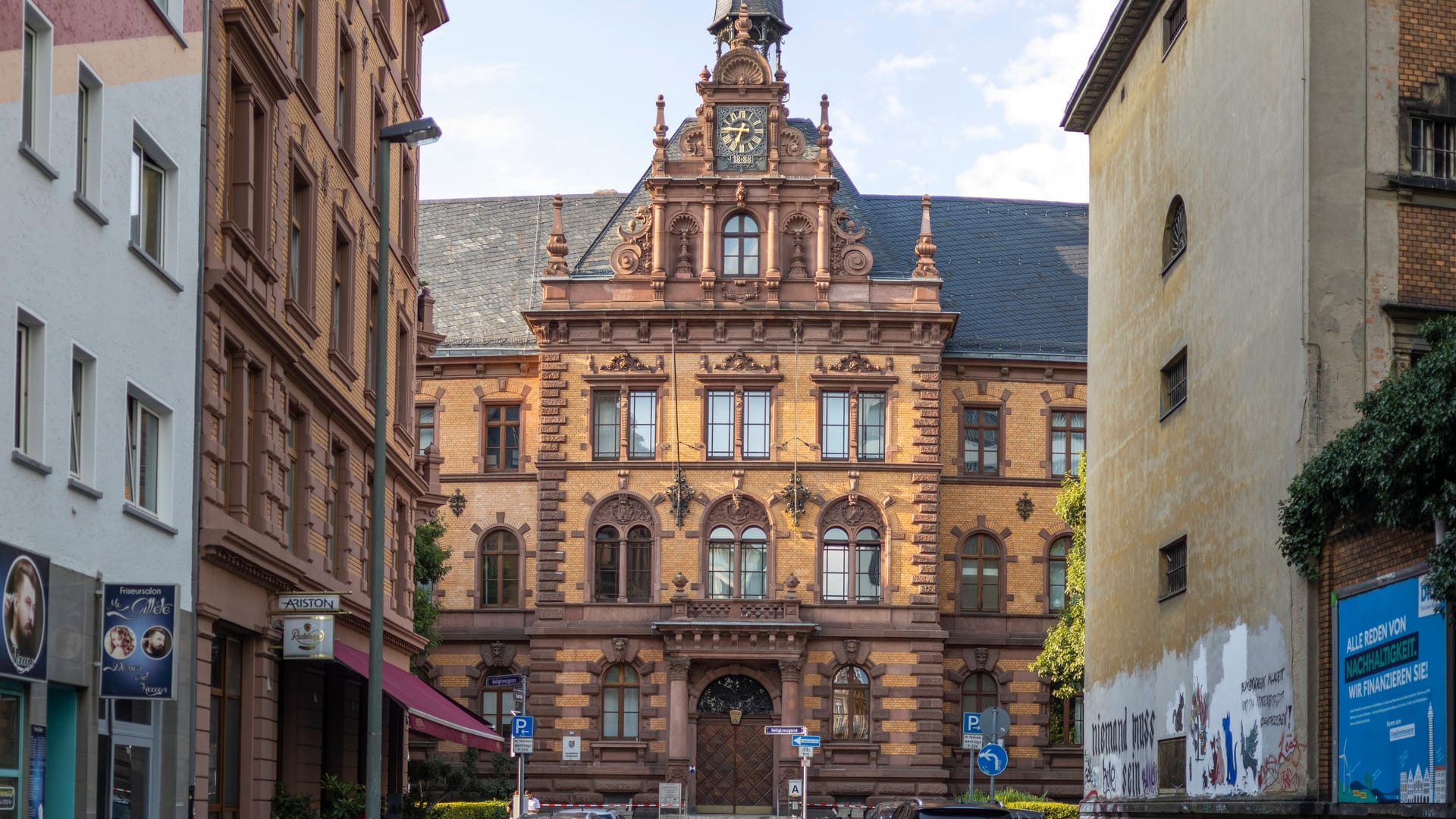 Landgericht und Amtsgericht in Frankfurt am Main (Archivbild): Seit Mittwoch muss sich ein 25-jähriger Profiboxer wegen versuchten Totschlags verantworten. Landgericht und Amtsgericht in Frankfurt am Main (Archivbild): Seit Mittwoch muss sich ein 25-jähriger Profiboxer wegen versuchten Totschlags verantworten.