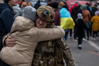 Eine Frau umarmt einen ukrainischen Offizier in Cherson: "Wir sehen glückliche, lachende Gesichter."
