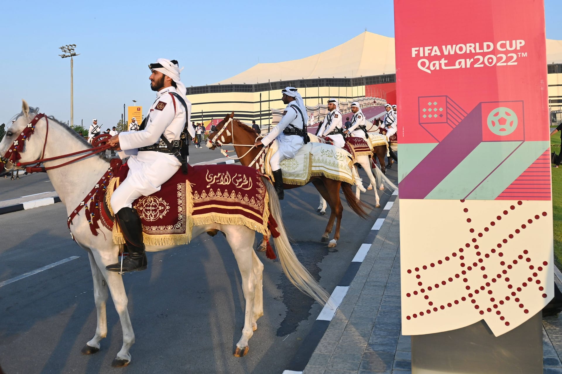 Berittene Leibgarde des Scheichs Tamim bin Hamad Al Thani vor dem Al Bayt-Stadion.