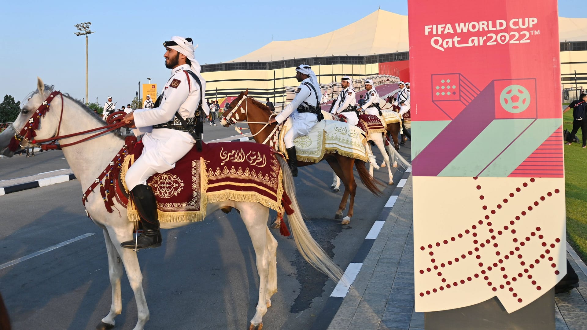 Berittene Leibgarde des Scheichs Tamim bin Hamad Al Thani vor dem Al Bayt-Stadion.