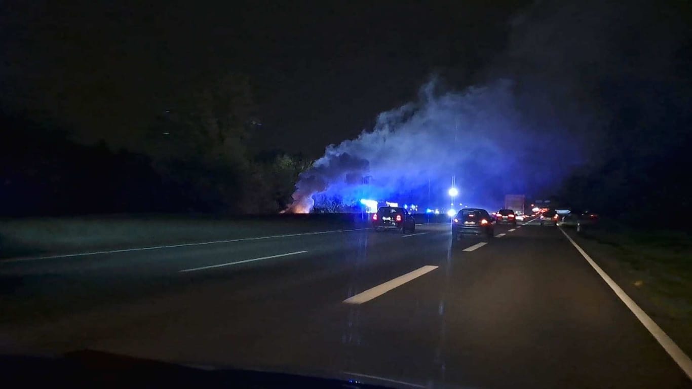 Qualm über der A40: Ein Fahrzeug brannte am Dienstagabend aus.
