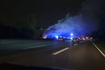 Qualm über der A40: Ein Fahrzeug brannte am Dienstagabend aus.