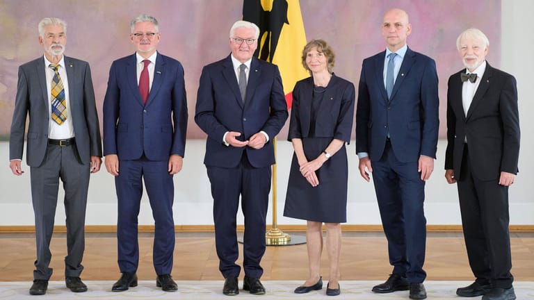 Bundespräsident Steinmeier verleiht das große Verdienstkreuz: Im September 2022 bekam nur eine Frau - Aleida Assmann, Jan Assmann, Christopher Clark, Klaus Hasselmann und Benjamin List - den Orden.