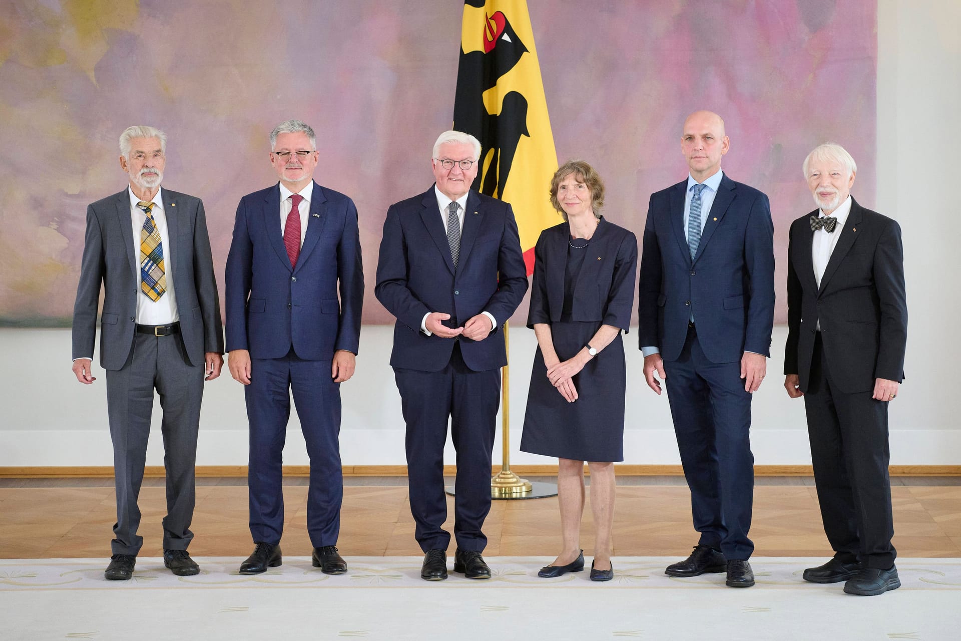 Bundespräsident Steinmeier verleiht das große Verdienstkreuz: Im September 2022 bekam nur eine Frau - Aleida Assmann, Jan Assmann, Christopher Clark, Klaus Hasselmann und Benjamin List - den Orden.