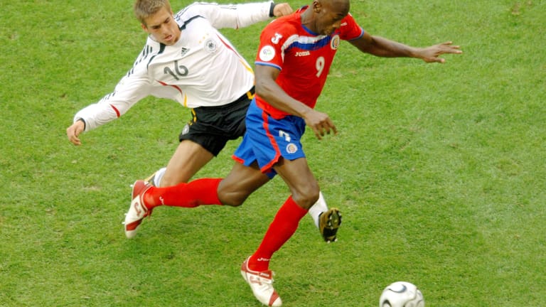 Philipp Lahm (l.) bei der WM 2006 im Duell mit Costa Ricas Fußball-Ikone Paulo Wanchope.
