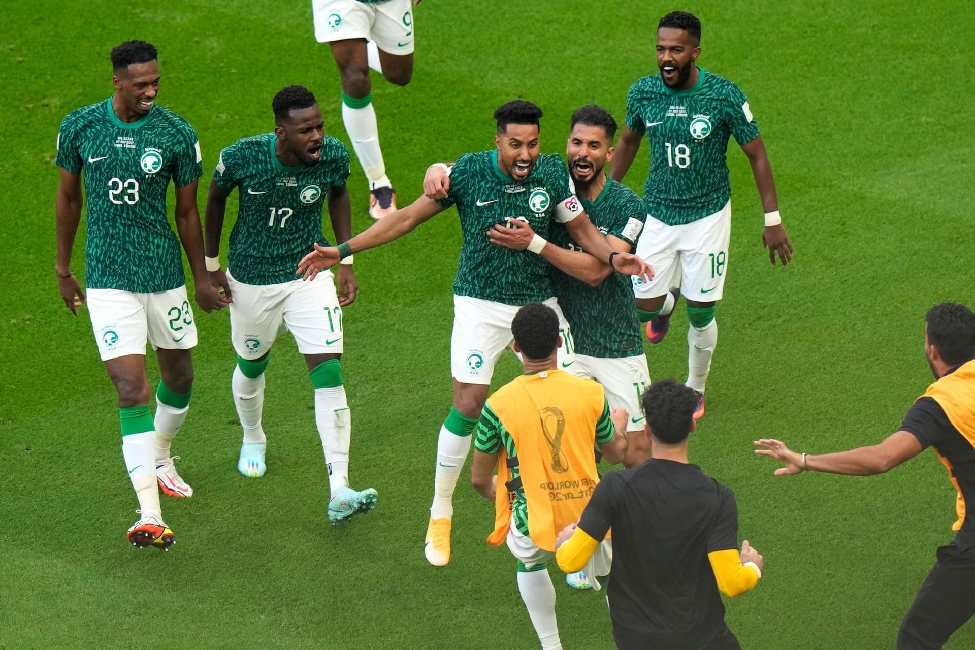 Saudi-Arabiens Salem Al-Dawsari und seine Kollegen jubeln nach dem 2:1 gegen Argentinien.