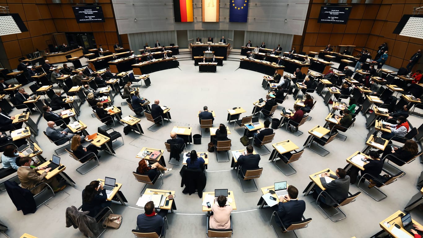 Plenarsaal im Berliner Senat (Archivbild): Rettungskräfte beklagen Überforderung, doch bekommen keine helfende Entlastung vom Senat.