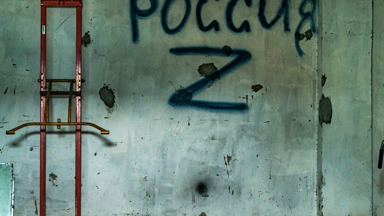 Laut Zeugen wurden in diesem Raum ukrainische Gefangene schwersten Misshandlungen ausgesetzt. An der Wand prangt das "Z", Russlands Zeichen für den Krieg.