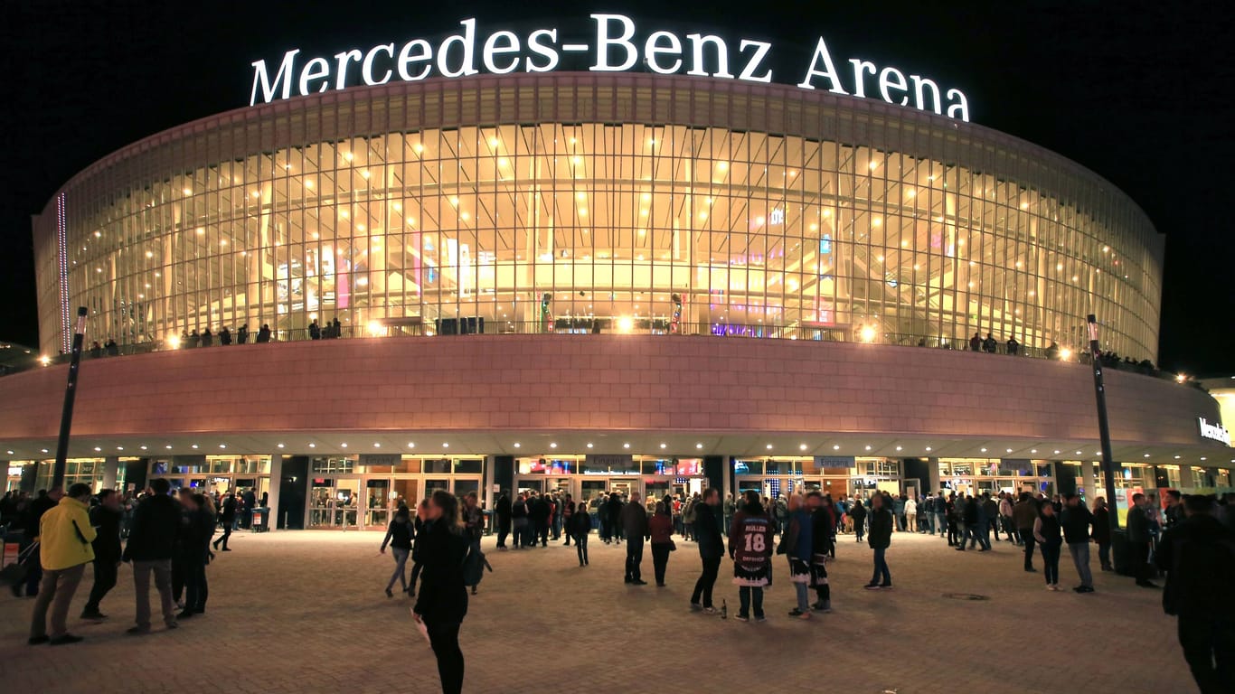 Die Mercedes-Benz-Arena in der Nacht (Archivbild): Am Freitag ist hier Roland Kaiser für ein Konzert zu Gast.