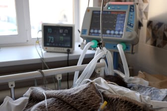 imago images 152Ein Patient an einer Beatmungsmaschine (Archivbild): Trotz sinkender Corona-Zahlen ist die Belastung der Krankenhäuser hoch.455763