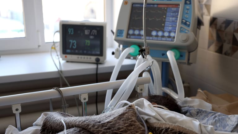 imago images 152Ein Patient an einer Beatmungsmaschine (Archivbild): Trotz sinkender Corona-Zahlen ist die Belastung der Krankenhäuser hoch.455763