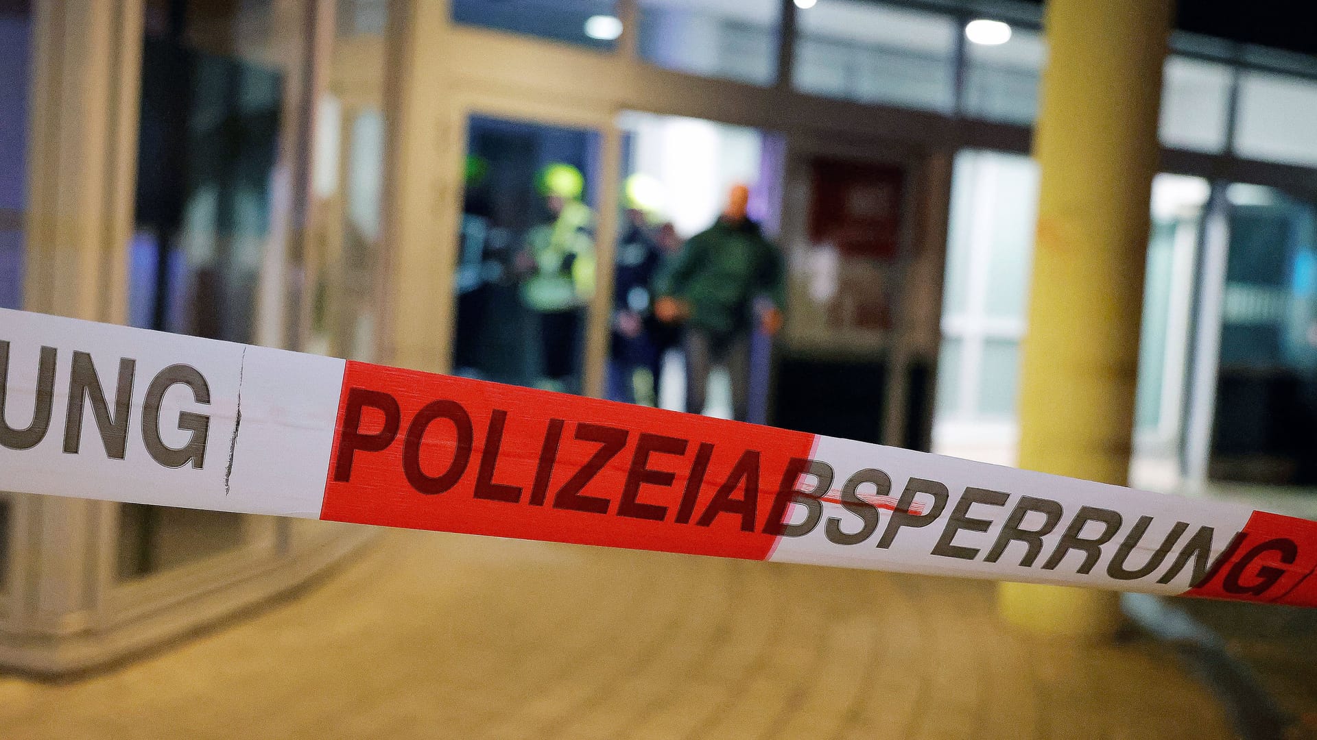 Eine Polizeiabsperrung vor einer Bankfiliale (Archivbild): Die Zahl der Geldautomatensprengungen ist deutlich gestiegen.