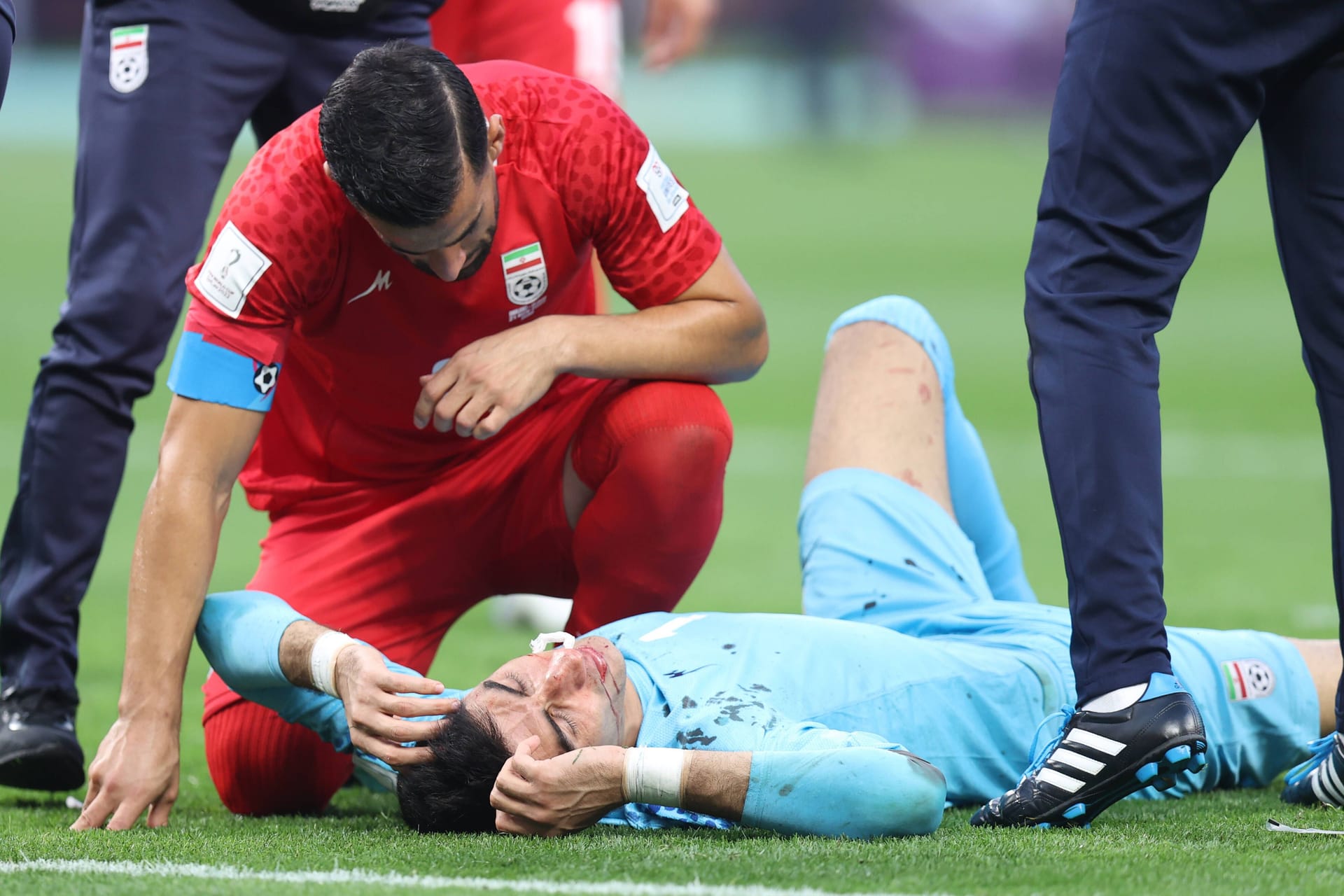 Alireza Beiranvand nach einem Zusammenprall mit seinem Mitspieler verletzt am Boden