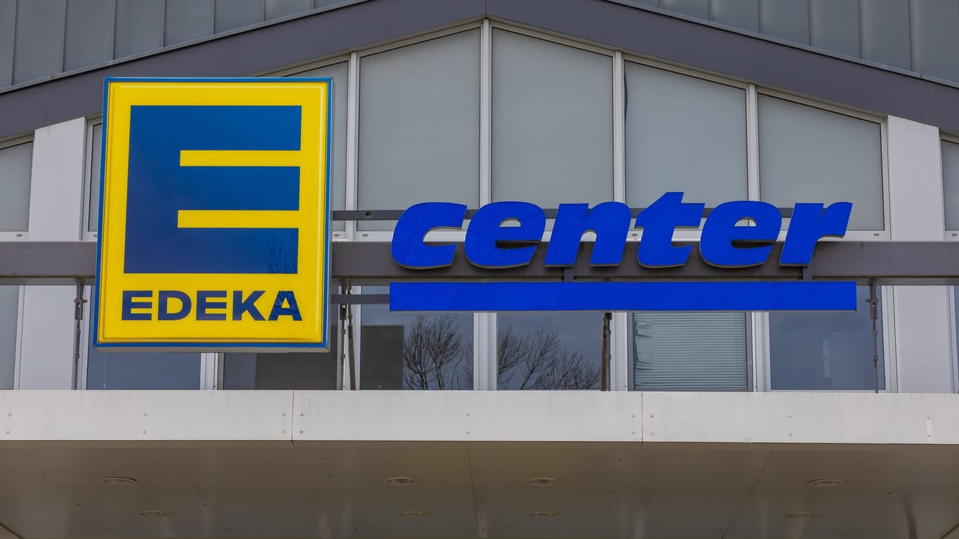 Das Logo der Einzelhandelskette Edeka (Symbolbild): Der Verbund will auch weiter die Preise vieler Markenhersteller nicht akzeptieren.