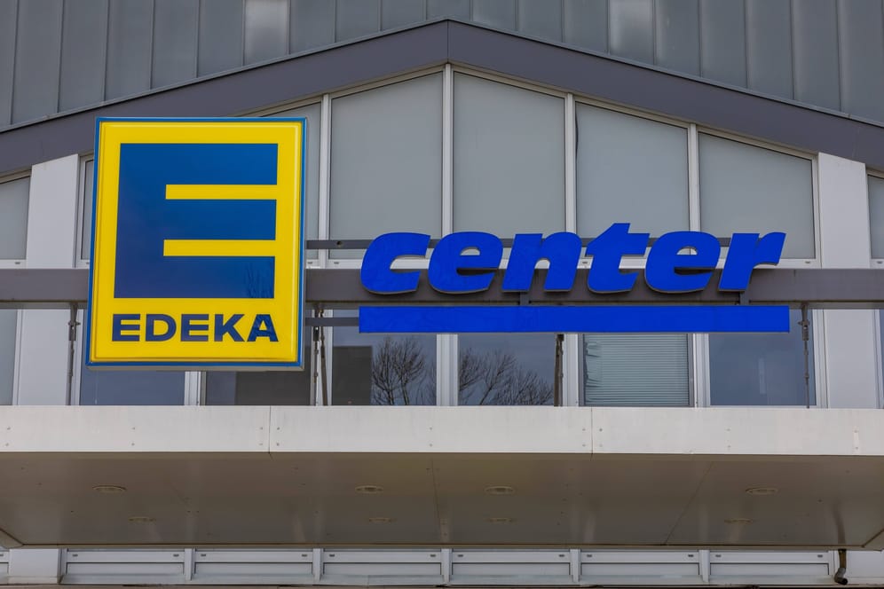 Das Logo der Einzelhandelskette Edeka (Symbolbild): Der Verbund will auch weiter die Preise vieler Markenhersteller nicht akzeptieren.