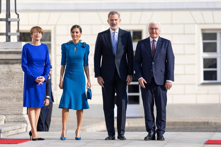 König Felipe und Königin Letizia mit Elke Büdenbender und Frank-Walter Steinmeier bei ihrem Empfang vor Schloss Bellevue