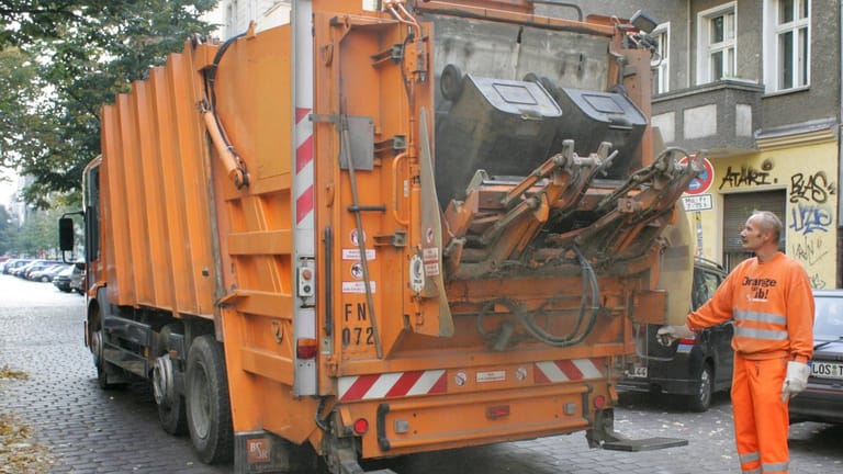 Mitarbeiter der Müllabfuhr der BSR (Archivbild): Mit dem kommenden Jahr steigen die Gebühren für die Tonnen.