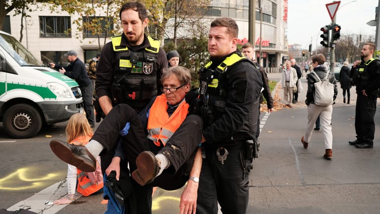 Polizisten tragen einen Aktivisten der "Letzten Generation" weg (Archivbild):