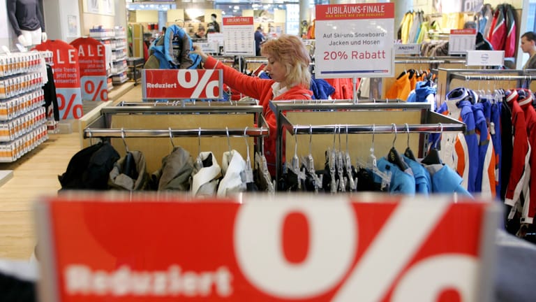 Rabatt satt: Viele Kaufhäuser buhlen mit Sonderangeboten um Kunden – und ziehen doch immer weniger Menschen an.