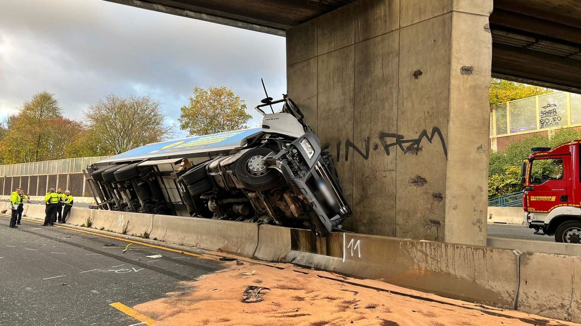 Der völlig zerstörte Lastwagen: Wie es zu dem Unglück kommen konnte, ist bislang unklar.