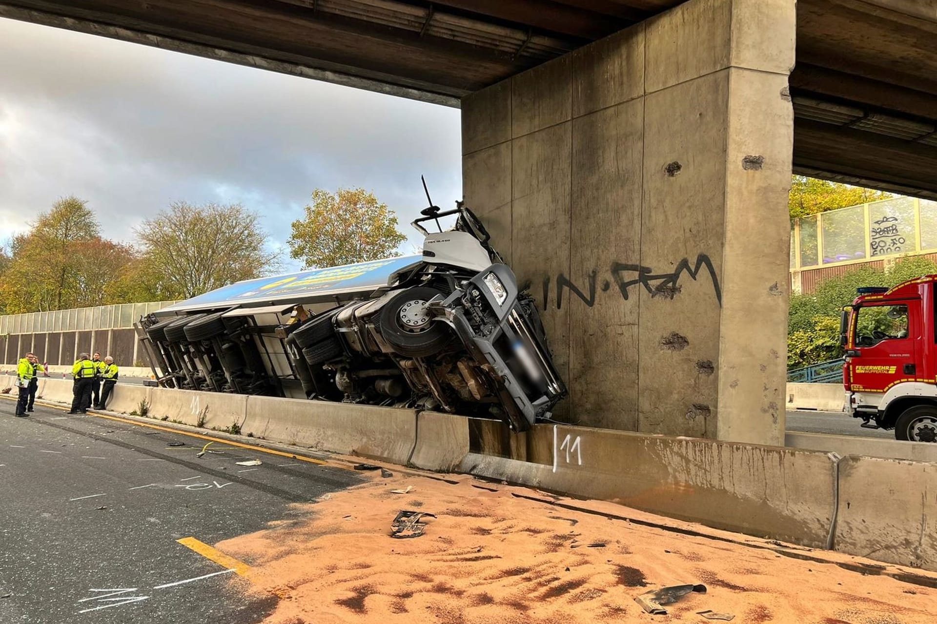 Der völlig zerstörte Lastwagen: Wie es zu dem Unglück kommen konnte, ist bislang unklar.