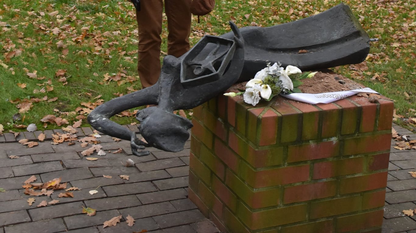 Das zerstörte Denkmal: Die Polizei ermittelt, welches Motiv dahintersteckt.