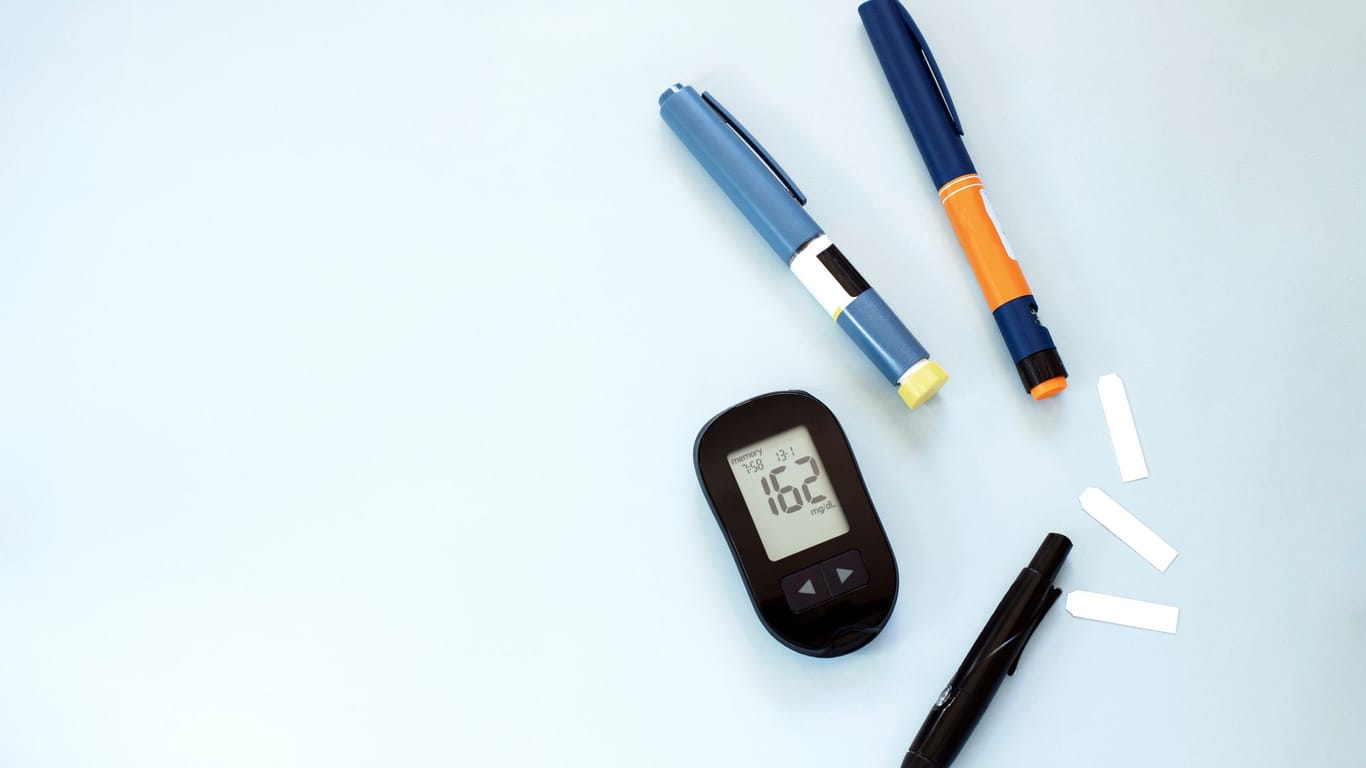 Blutzuckermssgerät und Insulinpen. Insulinpens gibt es als analoge oder digitale Variante. die neusten Modell können Daten über mehrere Monate abspeichern.
