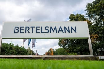 Schild mit dem Logo von Bertelsmann vor der Zentrale: Der Gütersloher Konzern geht nicht gegen das US-Urteil über den gescheiterten Kauf vor.