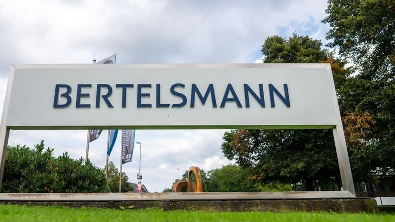 Schild mit dem Logo von Bertelsmann vor der Zentrale: Der Gütersloher Konzern geht nicht gegen das US-Urteil über den gescheiterten Kauf vor. Schild mit dem Logo von Bertelsmann vor der Zentrale: Der Gütersloher Konzern geht nicht gegen das US-Urteil über den gescheiterten Kauf vor.