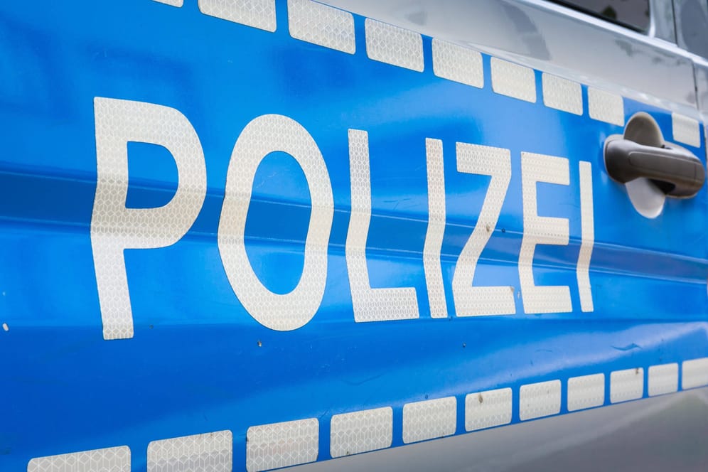 Auto der Polizei (Symbolbild): Fast zeitgleich wurden zwei Büros der SPD und der Grünen beschädigt.