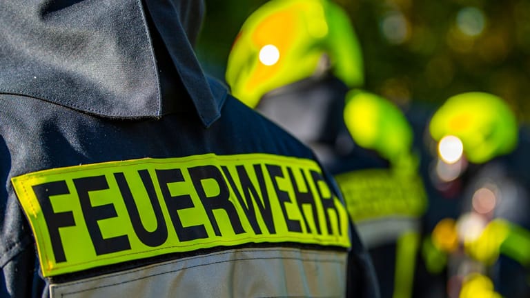 Einsatzkräfte der Feuerwehr (Symbolbild): Bei einem Brand in Dortmund ist eine 81-jährige Frau gestorben.