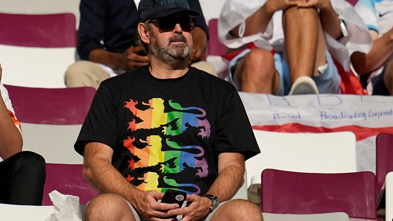 Fan im Regenbogen-Shirt