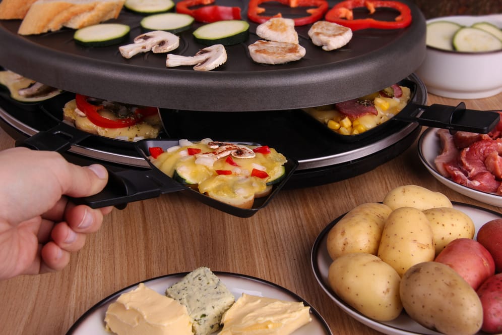 ﻿Neben den meist deftigen Speisen eignet sich leichte Kost, wie Salat, am besten.
