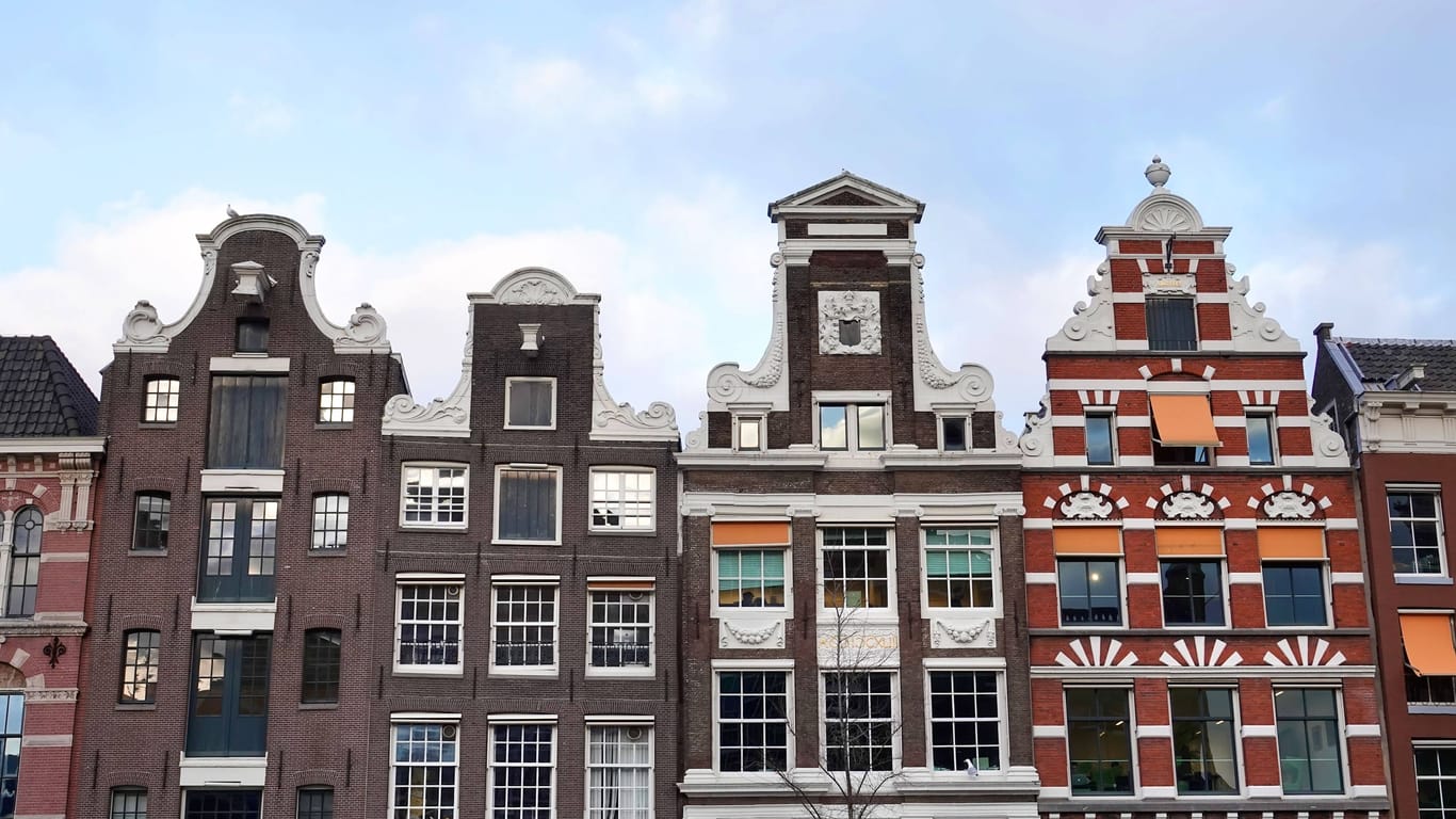 Häuser in Amsterdam: In der niederländischen Stadt existiert bereits eine Registrierungspflicht für Airbnb-Angebote.