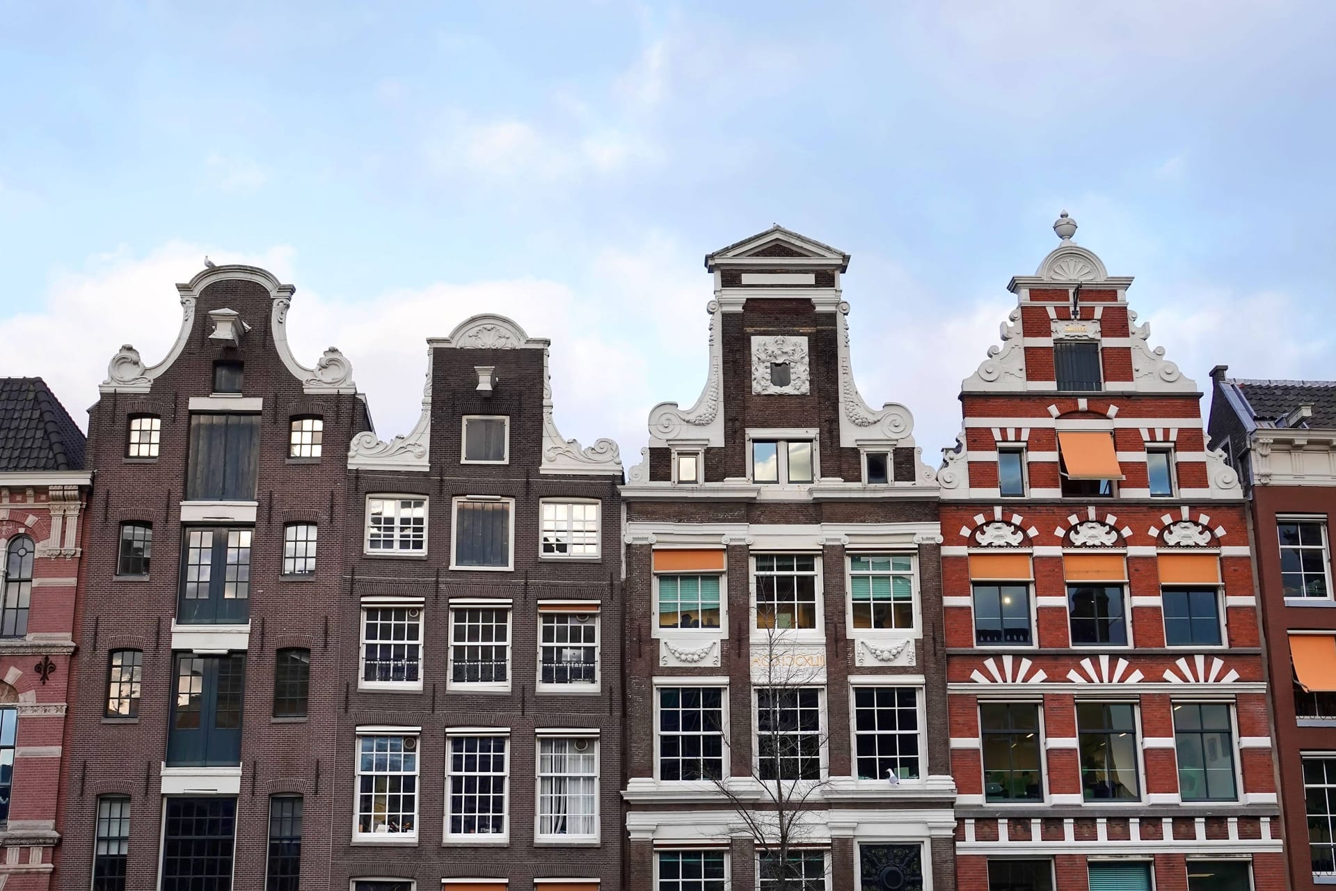 Häuser in Amsterdam: In der niederländischen Stadt existiert bereits eine Registrierungspflicht für Airbnb-Angebote. Häuser in Amsterdam: In der niederländischen Stadt existiert bereits eine Registrierungspflicht für Airbnb-Angebote.
