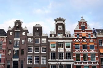 Häuser in Amsterdam: In der niederländischen Stadt existiert bereits eine Registrierungspflicht für Airbnb-Angebote.