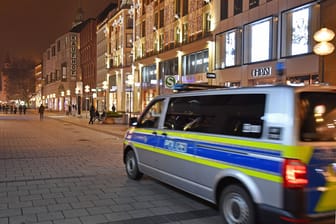 Polizei kontrolliert in München (Archivbild): Kontaktbeschränkungen wären angemessener gewesen als eine Ausgangssperre, urteilten die Richter.