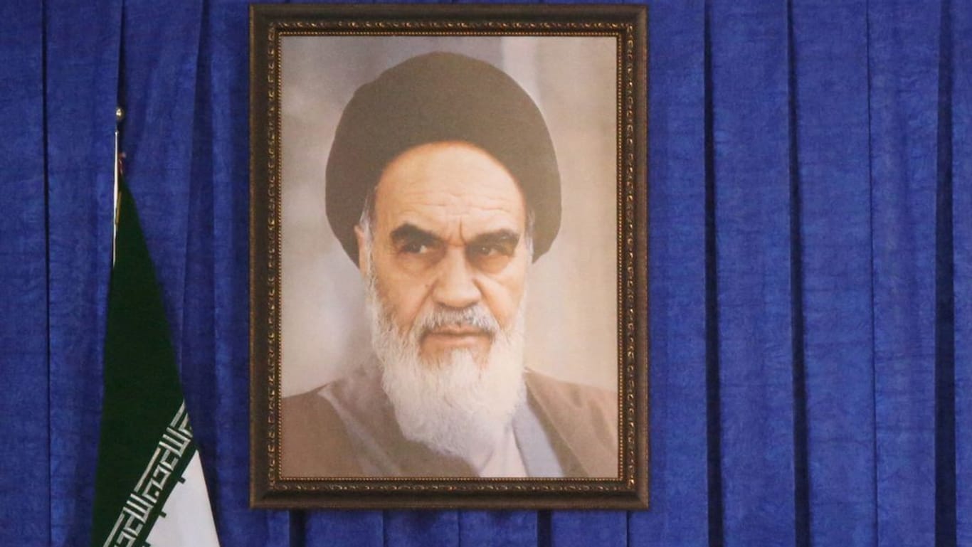 Ein Bild von Khomeini hängt an einer Wand eines iranischen Büros.