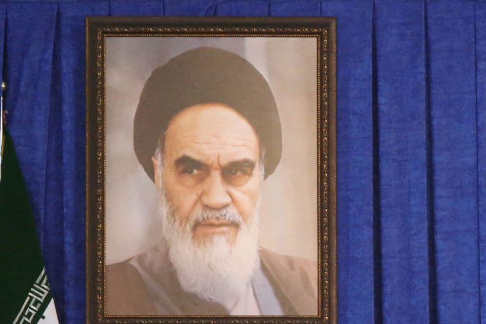 Ein Bild von Khomeini hängt an einer Wand eines iranischen Büros.