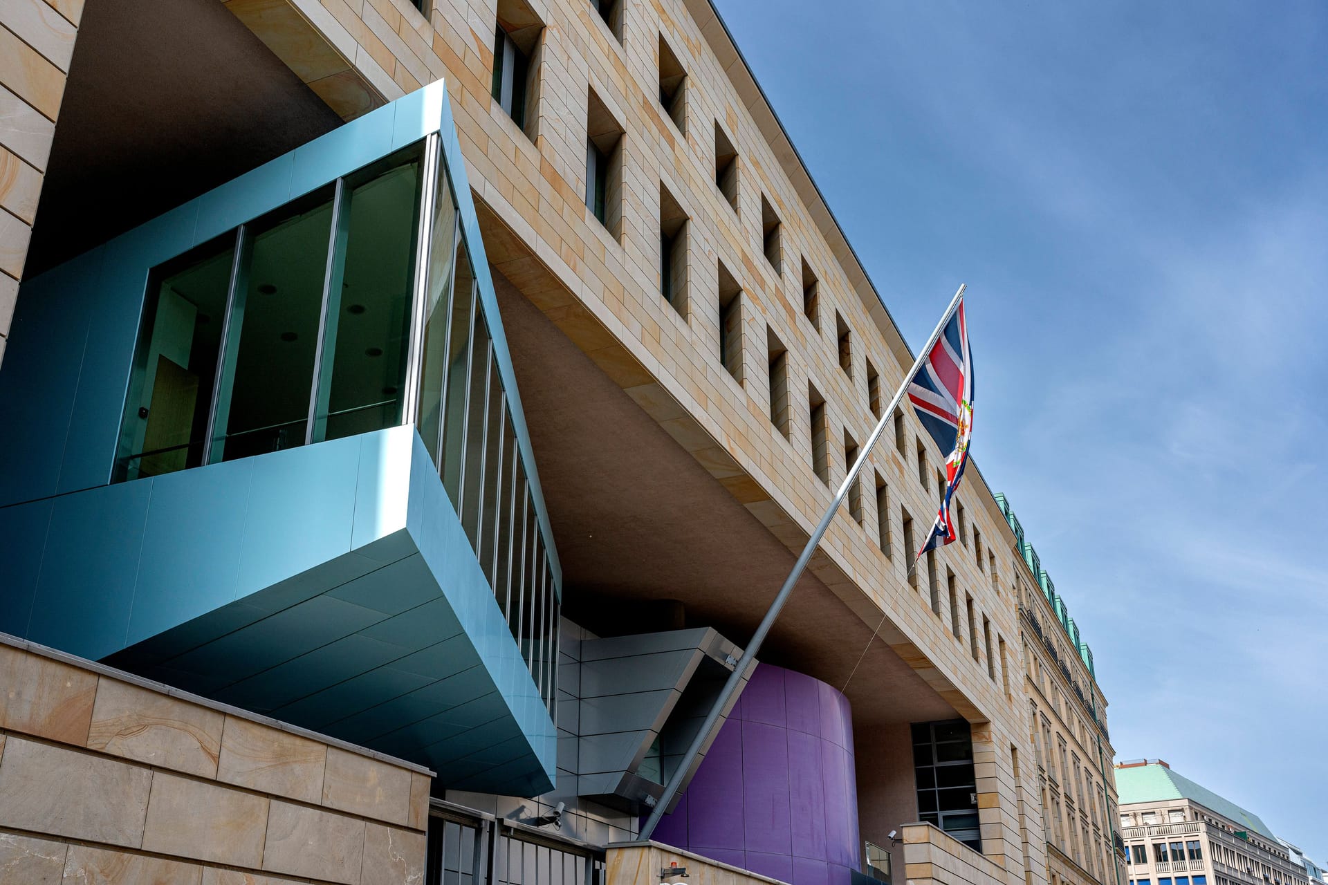 Die Britische Botschaft in Berlin (Archivbild): Sie hisste die Regenbogenflagge – zum Unmut des Angeklagten.