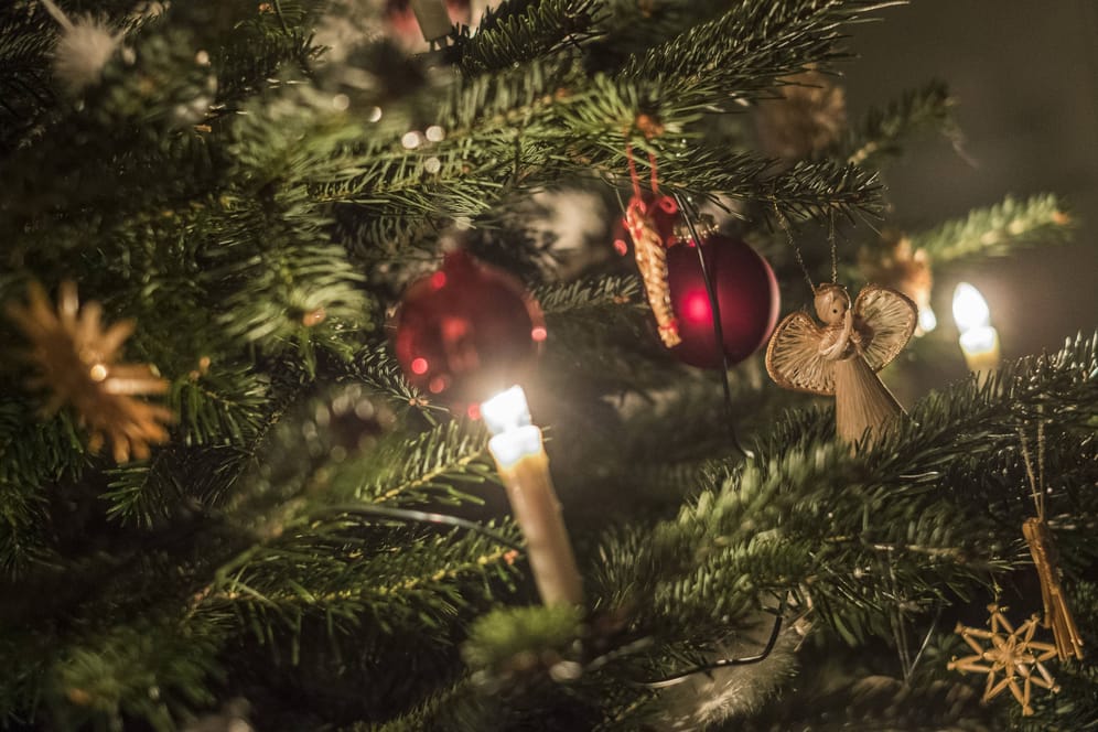 Weihnachtliches Lichtermeer: Mit der richtigen Wahl der Lichterketten können Stromverbrauch und Kosten minimiert werden.
