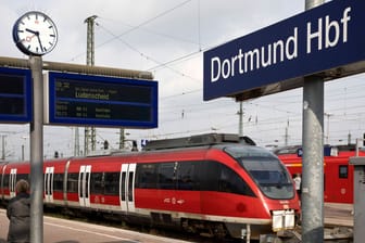 Ein Regionalexpress am Dortmunder Hauptbahnhof (Symbolbild): Wer hat mögliche Täter beobachtet?