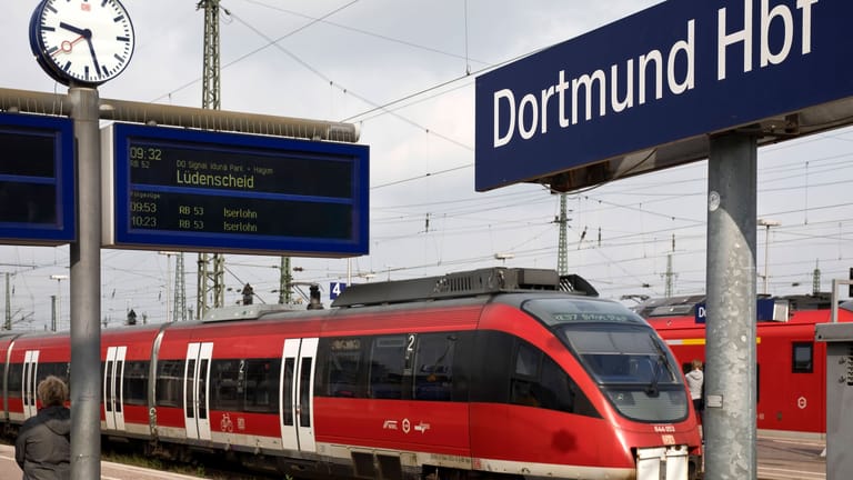Ein Regionalexpress am Dortmunder Hauptbahnhof (Symbolbild): Wer hat mögliche Täter beobachtet?