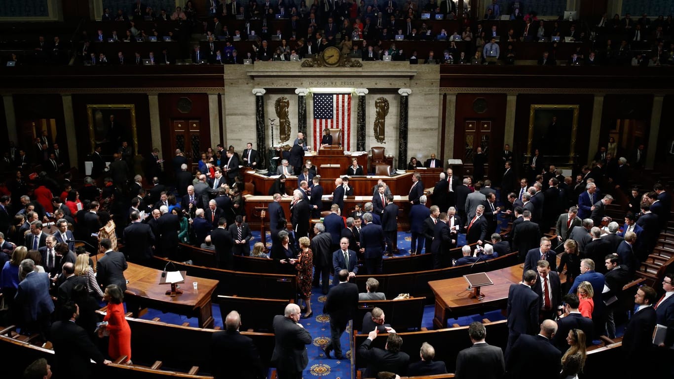 Abgeordnete stimmen über die Eröffnung des Amtsenthebungsverfahrens gegen US-Präsident Trump ab (Archivbild): Die Republikaner können im Repräsentantenhaus künftig Gesetzesvorhaben blockieren.