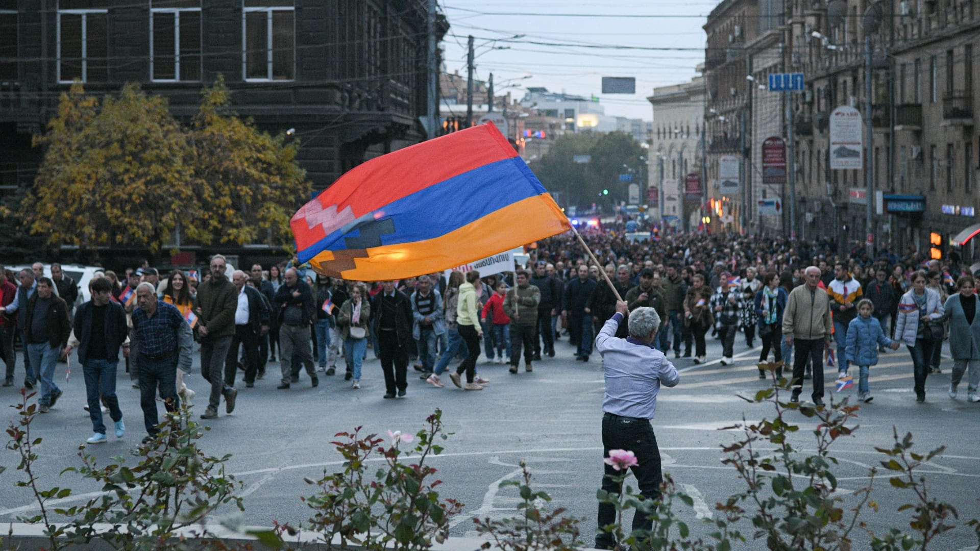 Demonstration in Armenien für Bergkarabach am 5. November: Die armenische und aserbaidschanische Regierung melden neue Gefechte an der Grenze.