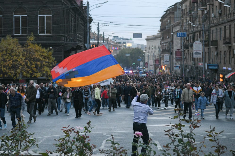 Demonstration in Armenien für Bergkarabach am 5. November: Die armenische und aserbaidschanische Regierung melden neue Gefechte an der Grenze.