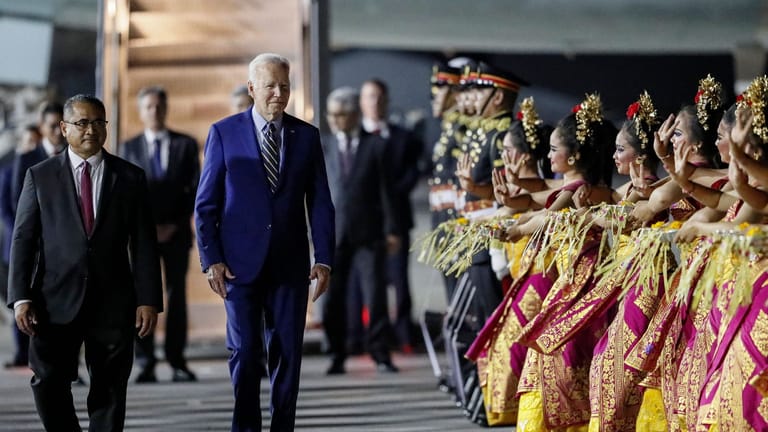Joe Biden: Der US-Präsident will in Indonesien der Führungsrolle seines Landes Geltung verschaffen. Zudem wird er erneut seine westlichen Verbündeten auf die weitere Isolation Russlands einschwören. Zuvor trifft er sich mit seinem chinesischen Amtskollegen Xi Jinping, das Treffen gilt als eines der wichtigsten bilateralen Gespräche am Rande des Gipfels. Dabei wird es voraussichtlich um Handelsthemen sowie um Menschenrechte und Taiwan gehen.