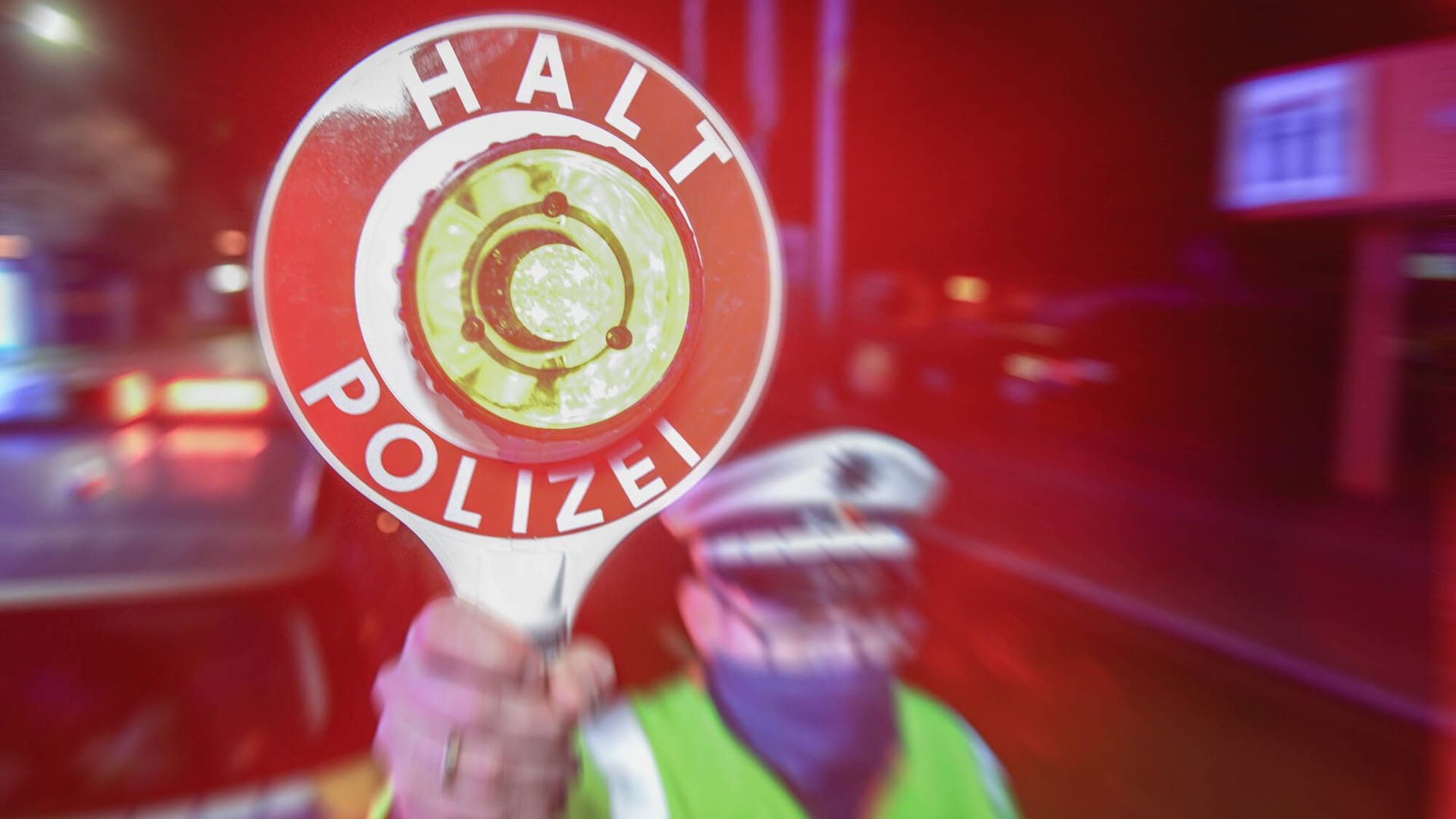Polizist mit Anhalte-Kelle (Symbolbild): Der Mann gab an, erst nach dem Unfall getrunken zu haben. Polizist mit Anhalte-Kelle (Symbolbild): Der Mann gab an, erst nach dem Unfall getrunken zu haben.
