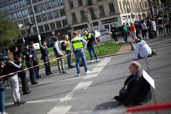 Klimaaktivisten kleben sich auf einer Straße in München fest (Archivbild): Für 33 Aktivisten ordneten Richter Gewahrsam an.